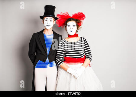 Straßenkünstler durchführen, fools zwei Mimen-Mann und Frau im April day Stockfoto