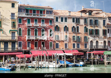 Klassischen venezianischen Gebäuden, Bootsliegeplätze und Cafés an einem sonnigen Tag entlang des Canal Grande in Venedig Stockfoto