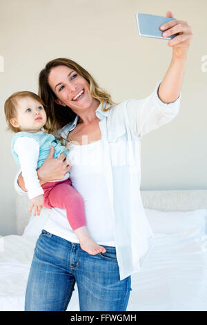 Lächelnde Frau, die eine Selfie mit ihrem baby Stockfoto