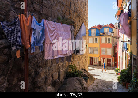 Kleidung auf der Straße hängen. Porto, Portugal, Europa. Stockfoto