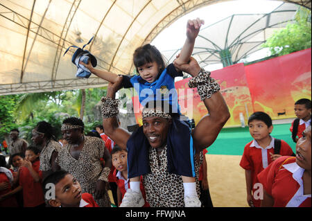 Bangkok, Thailand. 17. Februar 2016. Eine Mädchen (C) interagiert mit dem kenianischen Schauspieler nach eine akrobatische Show im Dusit Zoo in Bangkok, Thailand, 17. Februar 2016. Bildnachweis: Rachen Sageamsak/Xinhua/Alamy Live-Nachrichten Stockfoto