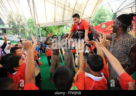 Bangkok, Thailand. 17. Februar 2016. Ein Junge (C) interagiert mit kenianischen Schauspieler nach eine akrobatische Show im Dusit Zoo in Bangkok, Thailand, 17. Februar 2016. Bildnachweis: Rachen Sageamsak/Xinhua/Alamy Live-Nachrichten Stockfoto