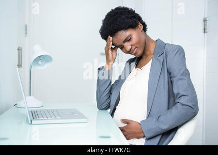 Schwanger Geschäftsfrau Übelkeit Stockfoto