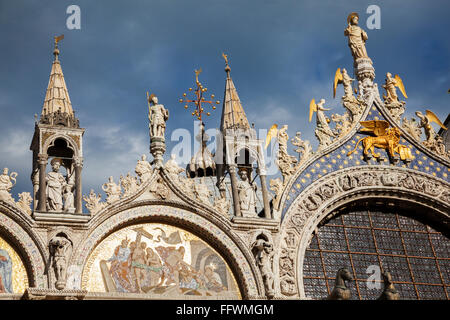 Sonnigen Blick auf die detaillierte oberen Gebäude der St. Marks Basilica in Venedig, vor blauem Himmel Stockfoto