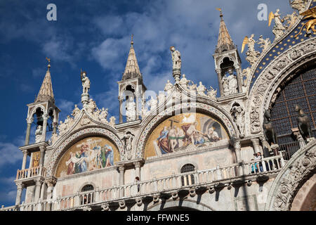 Sonnigen Blick auf die detaillierte oberen Gebäude der St. Marks Basilica in Venedig, vor blauem Himmel Stockfoto