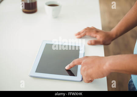 Nahaufnahme von mans Hände mit Tablet Stockfoto