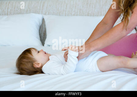 lächelnden Baby gekitzelt Stockfoto