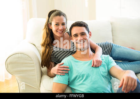 Porträt des jungen Brautpaares gemeinsam im Wohnzimmer Stockfoto