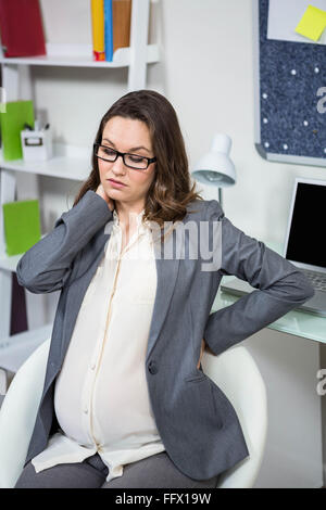 Schwangere Frau mit Rückenschmerzen Stockfoto