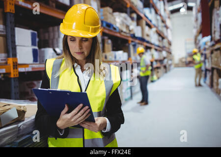 Portrait von lächelnden Warehouse Manager Stockfoto