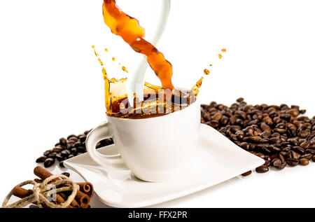 Weiße Tasse Kaffee mit Milch Spritzen auf weißem Hintergrund Stockfoto