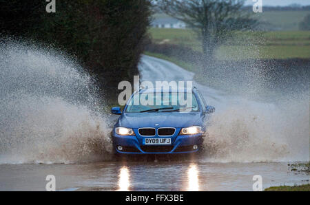 Gower Halbinsel, Swansea, Wales, UK. 17. Februar 2016. UK-Wetter: Autofahrer die Überschwemmungen an der Hauptstraße am Scurlage auf der Gower-Halbinsel in der Nähe von Swansea verhandeln heute bei nassem Wetter. Bildnachweis: Phil Rees/Alamy Live-Nachrichten Stockfoto