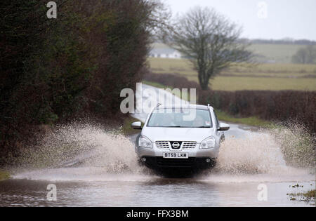 Gower Halbinsel, Swansea, Wales, UK. 17. Februar 2016. UK-Wetter: Autofahrer die Überschwemmungen an der Hauptstraße am Scurlage auf der Gower-Halbinsel in der Nähe von Swansea verhandeln heute bei nassem Wetter. Bildnachweis: Phil Rees/Alamy Live-Nachrichten Stockfoto