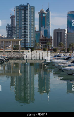 Kuwait City Marina in Salmiya mit Stadtbild hinter Stockfoto