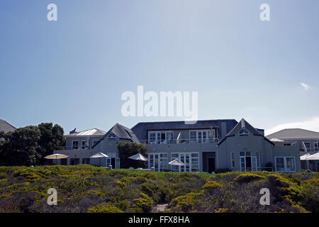 Das Ocean Eleven Guesthouse liegt an der berühmten Klippen von Hermanus entlang der Küste von Walker Bay, Südafrika. Stockfoto