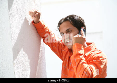 Südasiatische indischen jungen Mann telefonieren mit Handy Herr #687 S Stockfoto