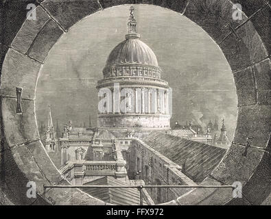 1885 Gravur ungewöhnlichen Blick auf die St. Paul's Cathedral Dächer und Dome von der North West Turm Belfry Stockfoto