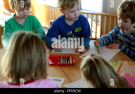 Köln, Deutschland. 17. Februar 2016. Kinder malen in eine Vorschule in Köln, 17. Februar 2016. Der Didacta Verband, der Bundesverband der Eltern und dem Schreibmotorik Institut haben eine Methode zur frühen motorischen Fähigkeiten trainieren, da die Handschrift ist immer ein Problem für immer mehr Kinder vorgestellt. Foto: OLIVER BERG/Dpa/Alamy Live News Stockfoto