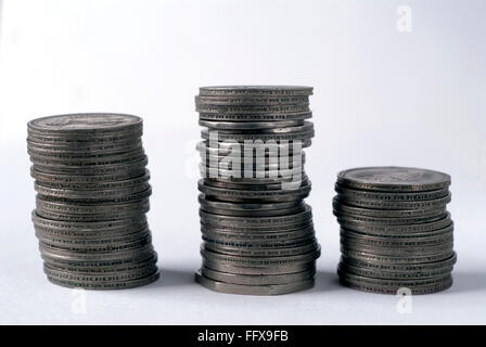 Viele indische Rupie Runde zwei Stapel Münzen Stockfoto