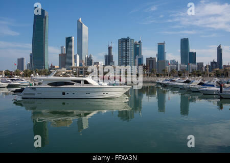 Kuwait City Marina in Salmiya mit Stadtbild hinter Stockfoto