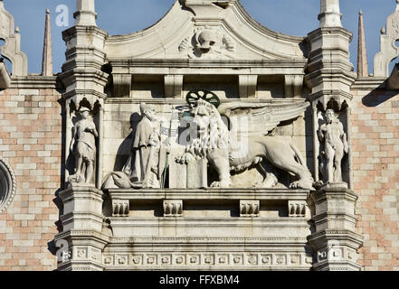 Detail der Löwe von Venedig, Andrea Gritti Doge, Merkur und Jupiter Statuen aus der Doge Palast Westfassade in Saint Mark Squar Stockfoto