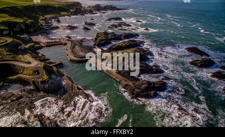 Luftbilder von Game of Thrones Drehort. Lordsport Hafen - Ballintoy Harbour, County Antrim, Nordirland Stockfoto