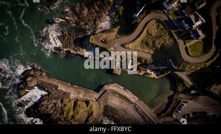 Luftbilder von Game of Thrones Drehort. Lordsport Hafen - Ballintoy Harbour, County Antrim, Nordirland Stockfoto
