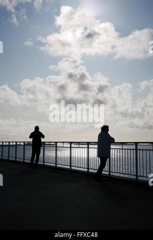 Zwei Personen, die erwägen, Wolken und Himmel und Meer auf Kreuzfahrt Schiffsdeck Stockfoto