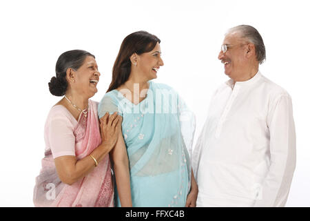 Junge Frau zwischen altes Ehepaar alle lachen Herr #703 P, 703Q, 703S Stockfoto