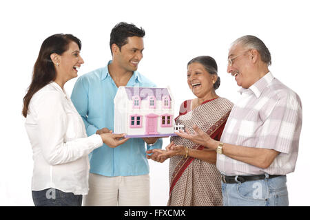 Junger Mann und Frau mit alten Eltern suchen bei Traum Haus Modell MR #703 P, 703Q, 703R, 703S Stockfoto