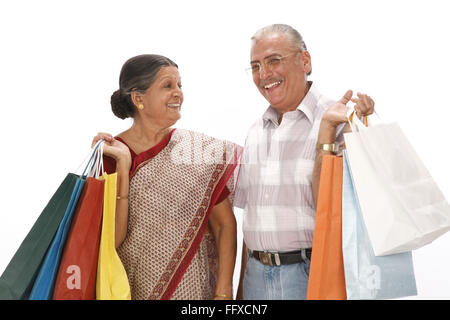 Alter Mann und Frau, bunte shopping Taschen Herr #703 P, 703Q Stockfoto