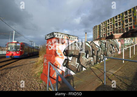 Eine Straßenbahn vorbeifährt Park Hill Wohnsiedlung in der Stadt von Sheffield, South Yorkshire England UK Stockfoto