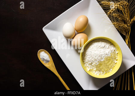 Backzutaten auf Holztisch Hintergrund Stockfoto