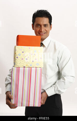 Geschäftsmann hält drei Geschenk-Boxen Herr #703T Stockfoto