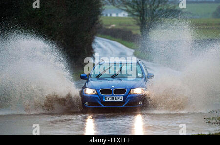 Gower Halbinsel, Swansea, Wales, UK. 17. Februar 2016. UK-Wetter: Autofahrer die Überschwemmungen an der Hauptstraße am Scurlage auf der Gower-Halbinsel in der Nähe von Swansea verhandeln heute bei nassem Wetter. Bildnachweis: Phil Rees/Alamy Live-Nachrichten Stockfoto