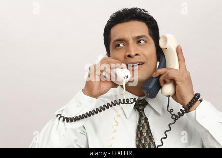 Unternehmer sprechen über drei Telefongespräche Herr #703T Stockfoto