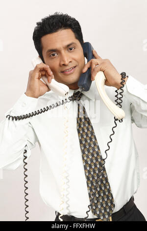 Unternehmer sprechen über drei Telefongespräche Herr #703T Stockfoto