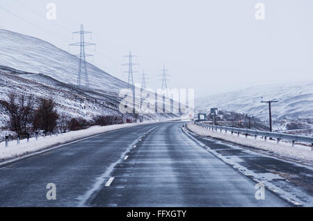 Die wichtigsten A9 Trunk Road im Winter - in der Nähe von Dalwhinnie, Schottland, Vereinigtes Königreich. Stockfoto