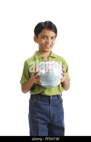 Zehn Jahre alter Junge Holding Globus in seiner hand sowohl Herr #703V Stockfoto