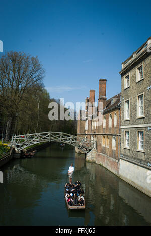 Student Punting Touristen vorbei die Mathematical Bridge auf dem Fluss Cam in der Universität Cambridge, England UK Stockfoto