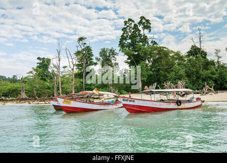 Motorboote, die Beförderung von Touristen parkte am Elephant Beach, Havelock Island, Andamanen, Indien Stockfoto