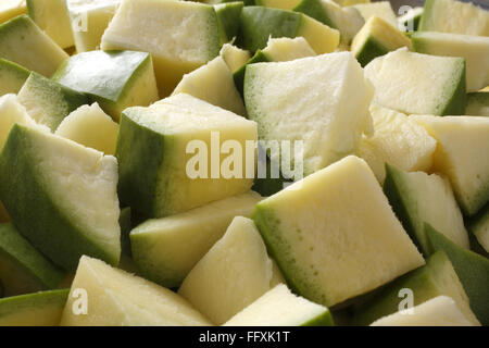 Obst, roh Mango schneiden in kubisch und dreieckige Formen, Gurke zu machen Stockfoto