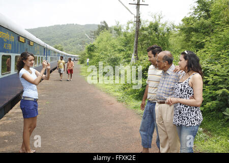 Teenager-Mädchen nehmen Foto von Familienmitgliedern auf Bahnsteig Herr #468 Stockfoto