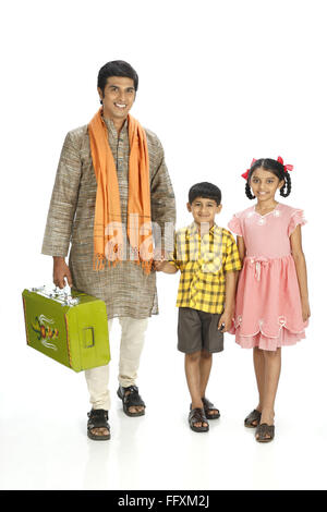 Indischen Bauern mit Kindern zu Fuß Herr #743A, 743C 743D Stockfoto