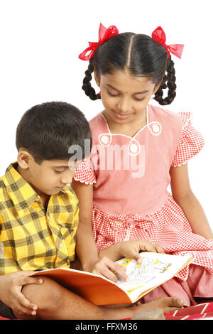 Zehn Jahre altes Mädchen acht Jahre alter Junge beizubringen, Herr # 743 C 743D lesen Stockfoto