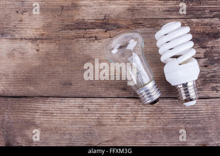 zwei Arten von Glühbirnen auf hölzernen Hintergrund Stockfoto