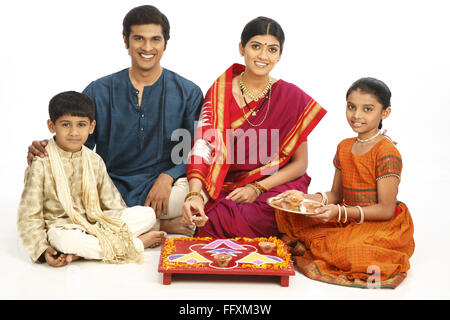 Rich ländlichen Bauernfamilie feiern Diwali Deepawali Festival Herr #743A, 743B, 743C 743D Stockfoto