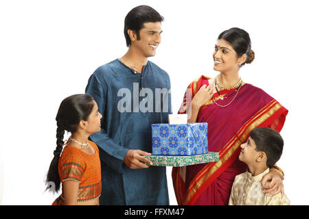 Rich ländlichen Bauernfamilie mit Geschenk-Boxen Herr #743A, 743B, 743C, 743D Stockfoto