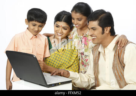 Reichen ländlichen Familie Betrieb Laptop auf Tisch Herr #743A, 743B, 743C 743D Stockfoto