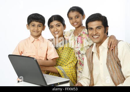 Reichen ländlichen Familie mit Laptop auf Tisch Herr #743A, 743B, 743C 743D Stockfoto